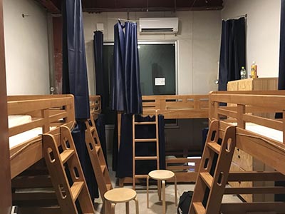 宮崎県日南市のABURATSU- Sports bar & HOSTELにゲストハウス２二段ベッドを納品させて頂きました画像3